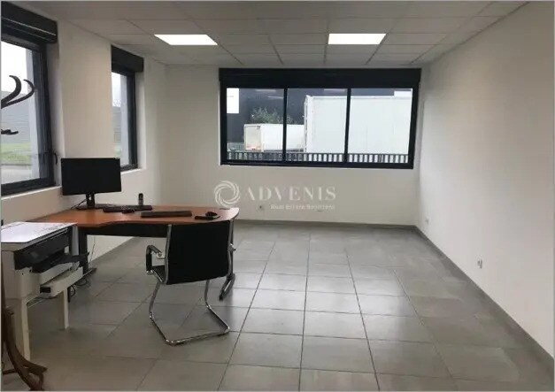 Local d’activités dans La chaussee St Victor à louer - Photo de l’immeuble – Image 3 sur 4