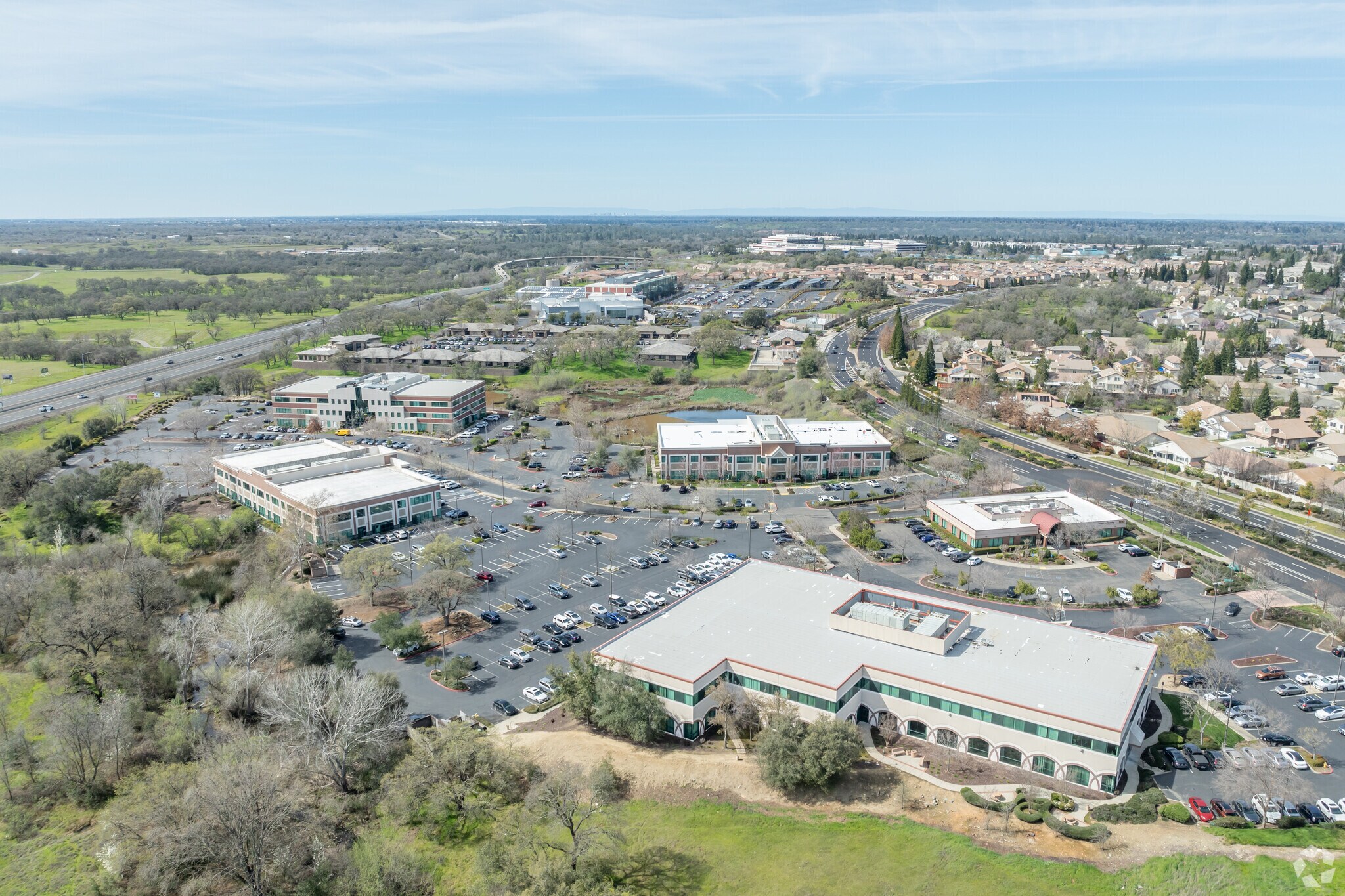 35 Iron Point Cir, Folsom, CA à louer Photo de l’immeuble– Image 1 sur 9