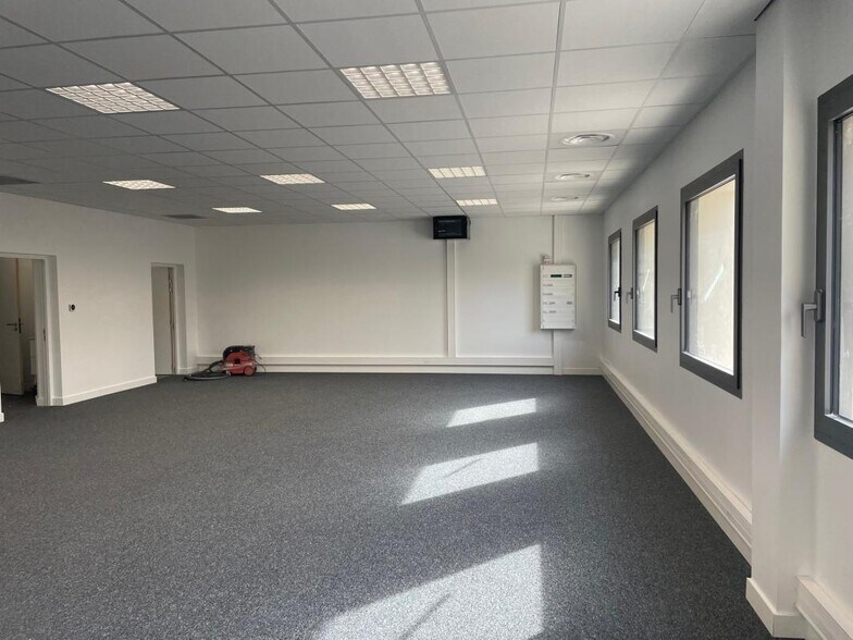 Bureau dans Aubagne à louer - Photo de l’immeuble – Image 1 sur 5