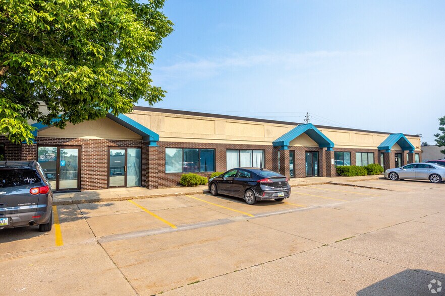 2041 Grand Ave, West Des Moines, IA à louer - Photo de l’immeuble – Image 1 sur 1