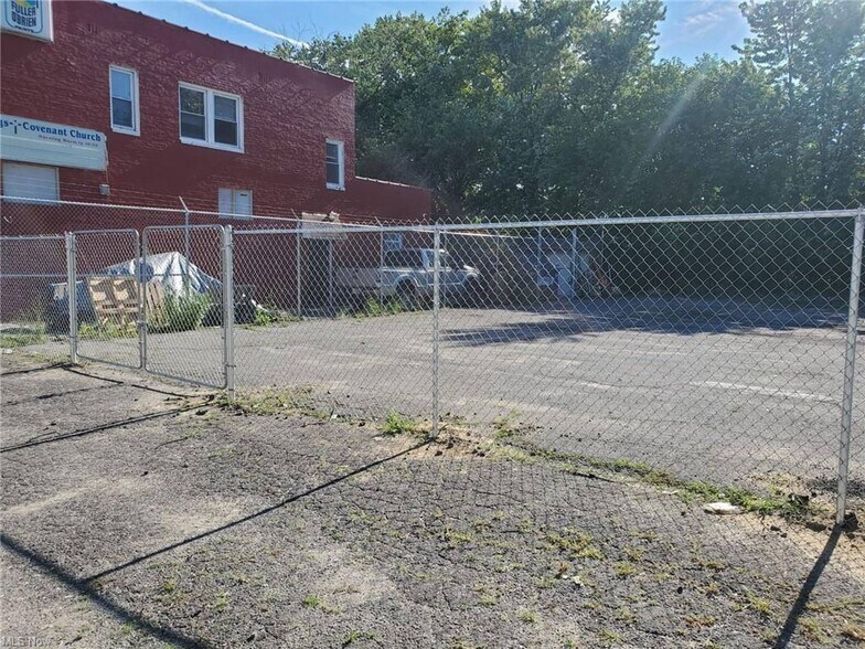 E 140th Cleveland st, Cleveland, OH à vendre - Photo de l’immeuble – Image 3 sur 4