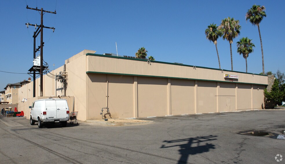 1112 Walnut Ave, Tustin, CA à louer - Photo de l’immeuble – Image 3 sur 3