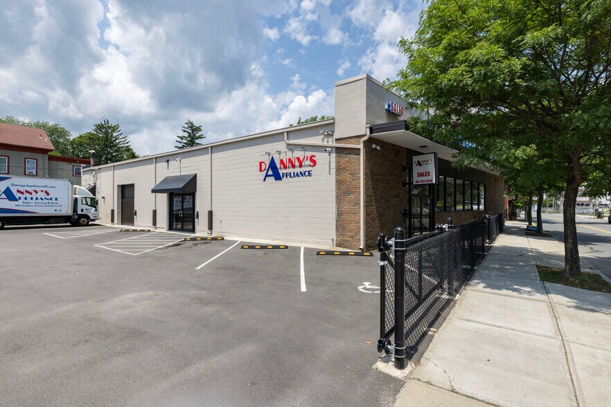 200 Academy Ave, Providence, RI à vendre - Photo de l’immeuble – Image 2 sur 24