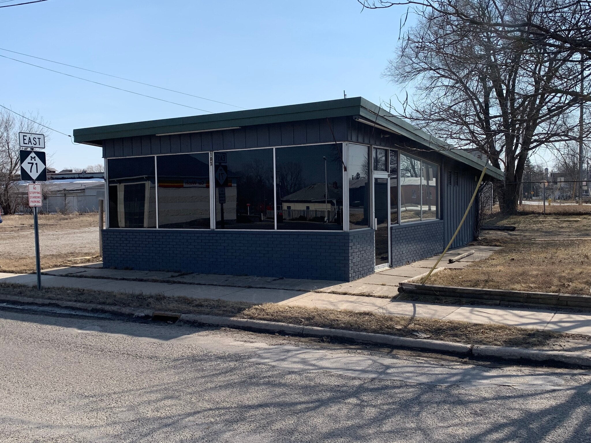 102 Corunna Ave, Owosso, MI à vendre Photo principale– Image 1 sur 8