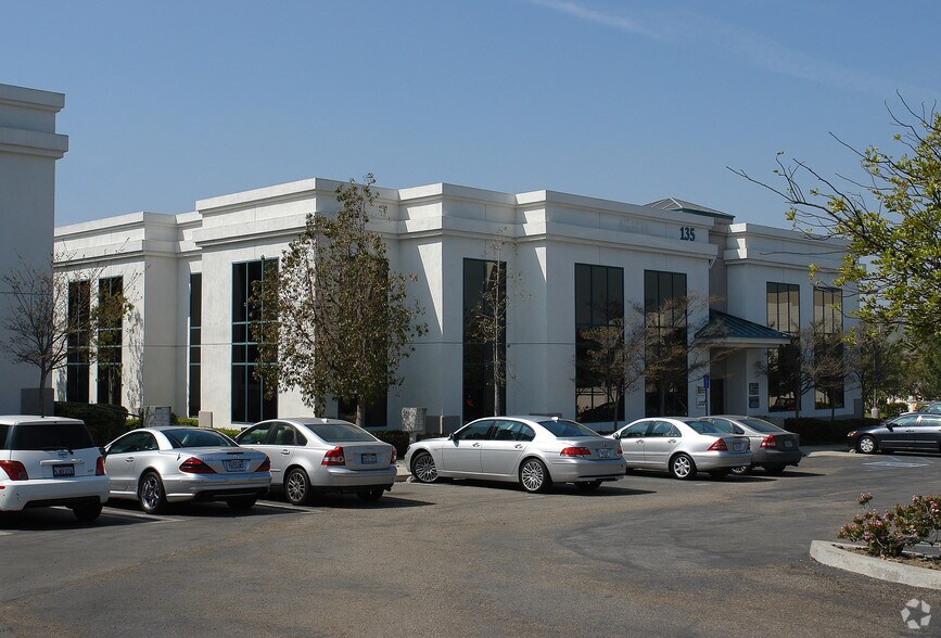 135 Chaparral Ct, Anaheim, CA à louer - Photo de l’immeuble – Image 3 sur 5