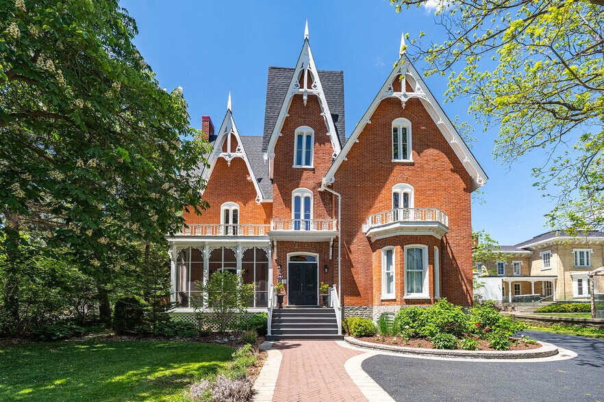 343 Main St E, Picton, ON à vendre - Photo de l’immeuble – Image 1 sur 47