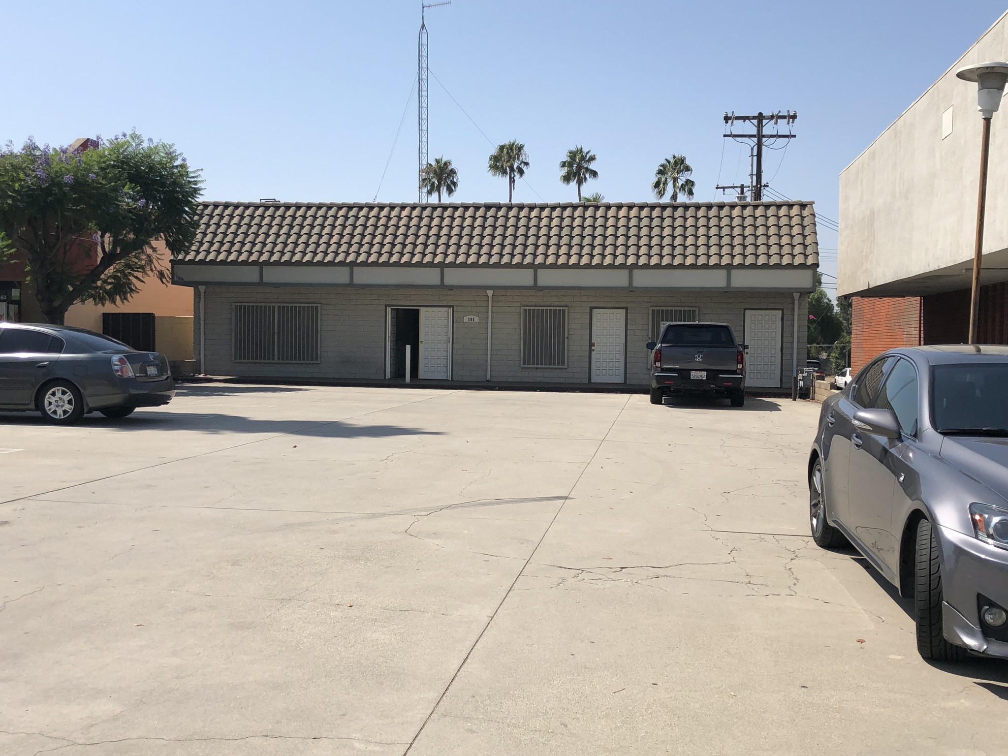 578-580 E Foothill Blvd, Azusa, CA à louer Photo de l’immeuble– Image 1 sur 10