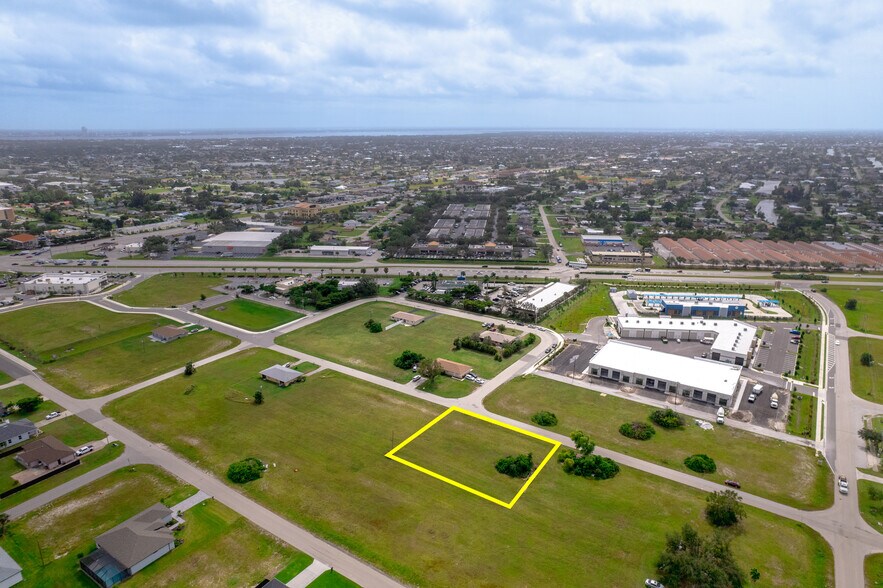 1313 8th Ter, Cape Coral, FL à vendre - Aérien – Image 3 sur 3