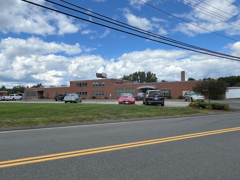 33 Haynes Cir, Chicopee, MA à louer - Photo de l’immeuble – Image 2 sur 12