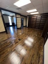 2020 Southwest Fwy, Houston, TX à louer Hall d’entrée– Image 2 sur 12