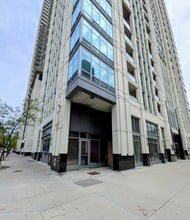555 W Kinzie St, Chicago, IL à louer Photo de l’immeuble– Image 2 sur 12