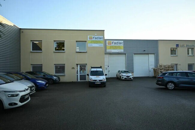 Plus de détails pour 14 Rue André Sentuc, Vénissieux - Bureau à vendre