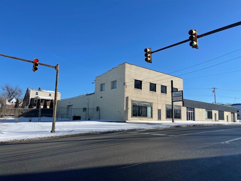 537 Lincoln Hwy, East McKeesport, PA à vendre - Photo de l’immeuble – Image 1 sur 52