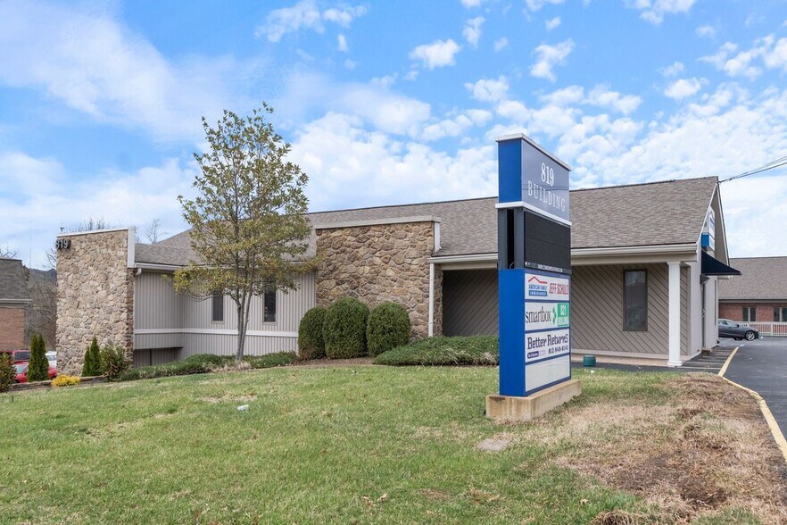 819 Mt Tabor Rd, New Albany, IN à louer - Photo de l’immeuble – Image 2 sur 10