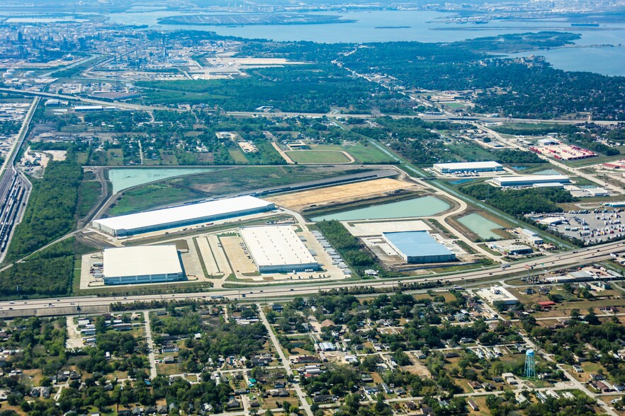 2700 East Fwy, Baytown, TX à louer - Photo de l’immeuble – Image 2 sur 12