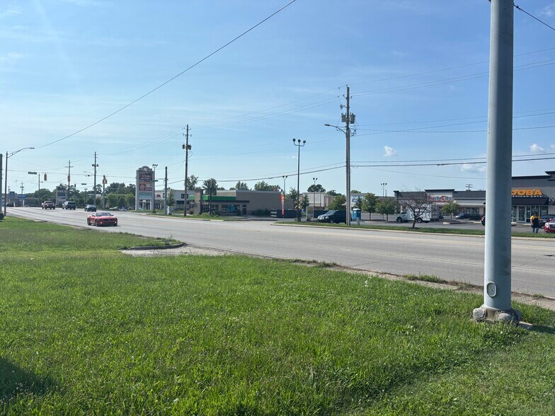 705 E McGalliard Rd, Muncie, IN à vendre - Photo de l’immeuble – Image 2 sur 6