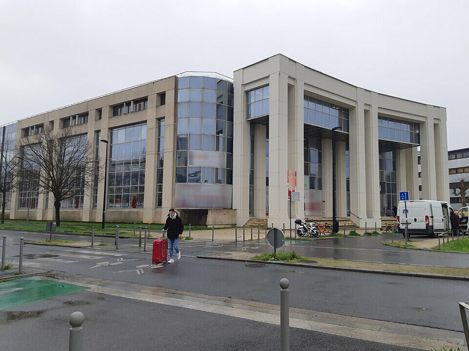 10 Place Ravesies, Bordeaux à louer Photo de l’immeuble– Image 1 sur 16