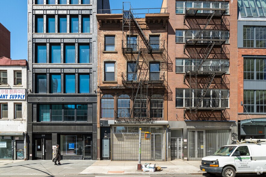 212 Bowery, New York, NY à vendre - Photo de l’immeuble – Image 3 sur 6