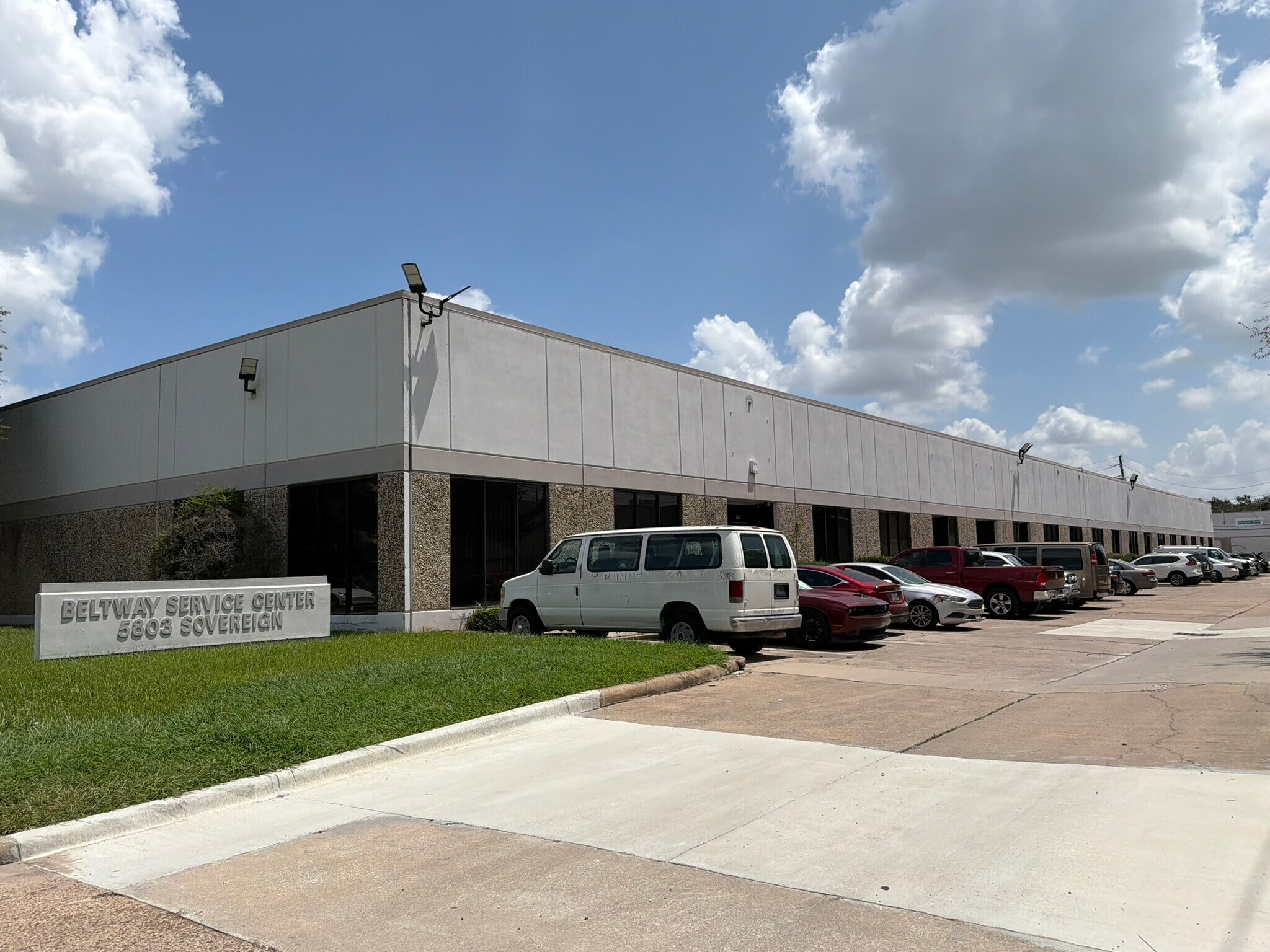5803 Sovereign Dr, Houston, TX à louer Photo de l’immeuble– Image 1 sur 9