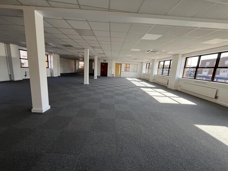 6 Civic Dr, Ipswich à vendre - Photo intérieure – Image 3 sur 8