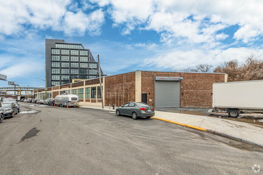 25- 11 49th Ave, Long Island City, NY à louer - Photo de l’immeuble – Image 2 sur 6