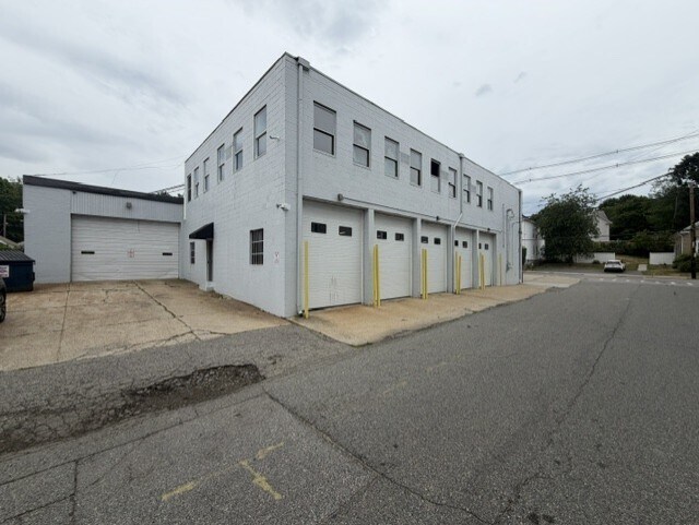 667 Douglas Ave, Providence, RI à vendre - Photo de l’immeuble – Image 2 sur 6