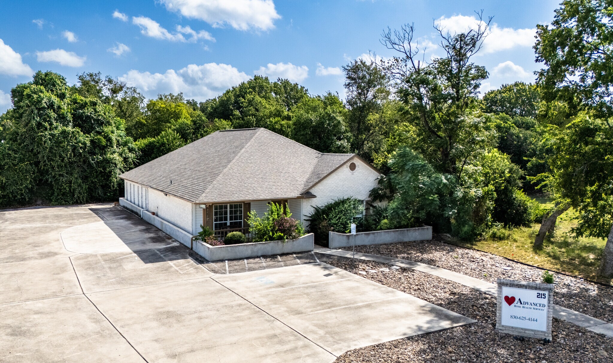 215 Courtyard Dr, New Braunfels, TX à louer Photo de l’immeuble– Image 1 sur 13
