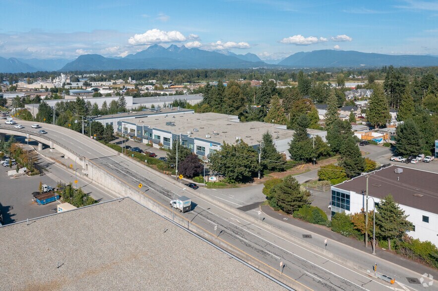 9850 201st St, Langley Twp, BC à louer - Photo de l’immeuble – Image 2 sur 4