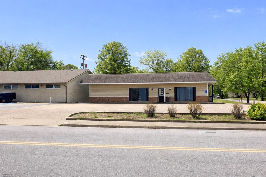 313 W Meadow Ave, Springdale, AR à louer - Photo principale – Image 1 sur 4