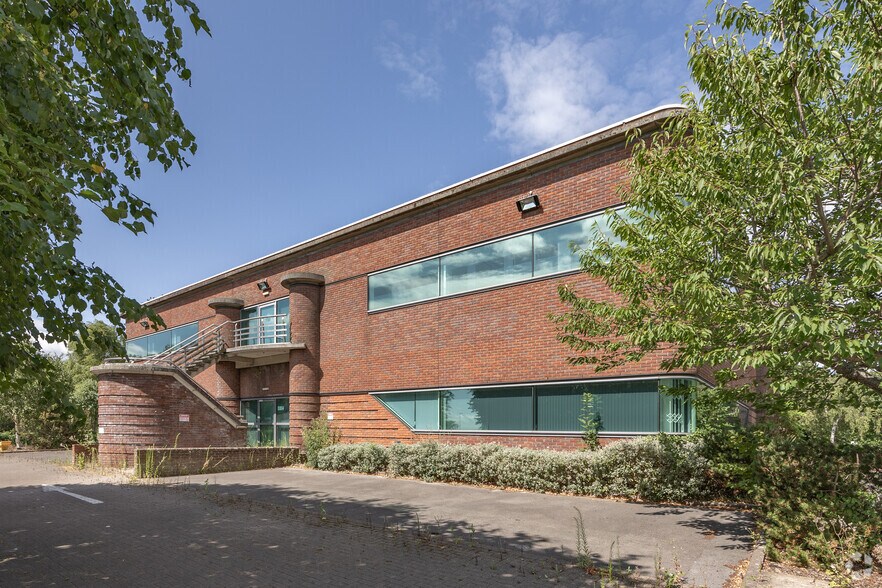 2410 Aztec W, Almondsbury à louer - Photo de l’immeuble – Image 2 sur 4