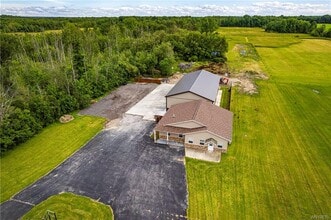 1457 Eden Evans Center Rd, Angola, NY à louer Photo intérieure– Image 2 sur 30