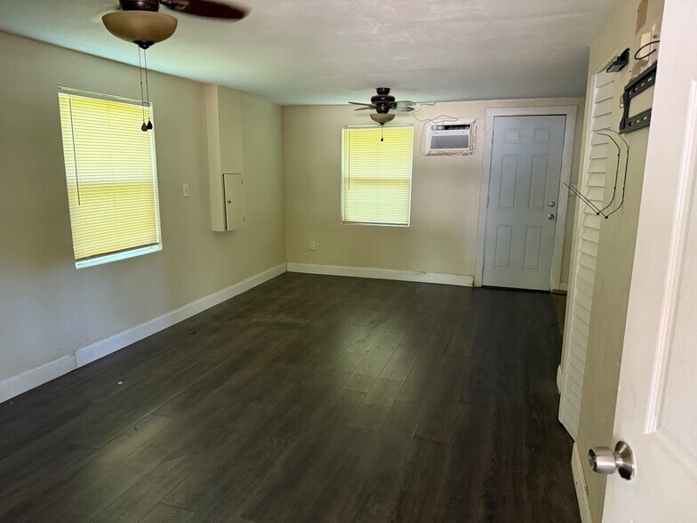 1867 Douglas Ave, Clearwater, FL à louer - Photo de l’immeuble – Image 2 sur 4