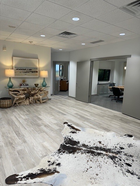 8330-8350 Meadow Rd, Dallas, TX 75231 - Lot 216 - - Photo intérieure - Image 1 of 8