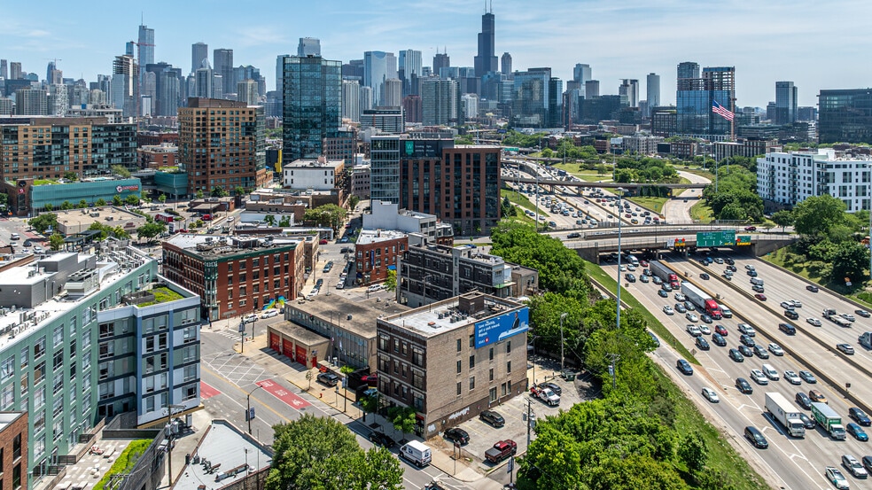 1135 W Chicago Ave, Chicago, IL à louer - Photo de l’immeuble – Image 3 sur 4