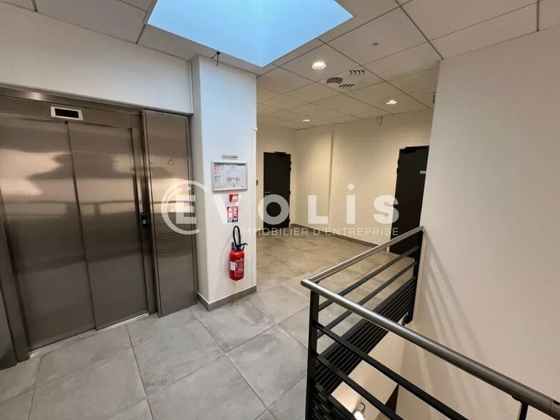 Bureau dans Vaulx-Milieu à louer - Photo de l’immeuble – Image 2 sur 9
