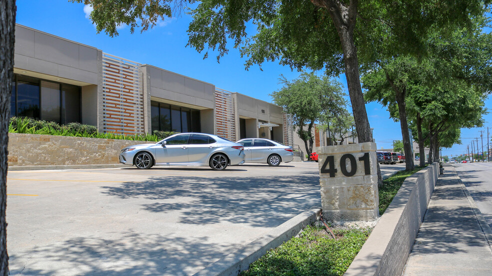 401 Isom Rd, San Antonio, TX à louer - Photo de l’immeuble – Image 1 sur 9