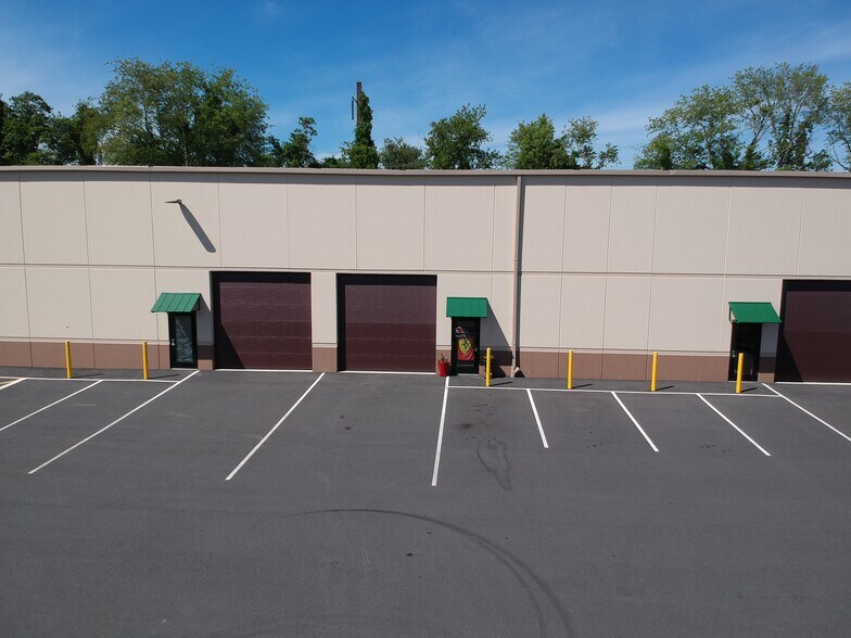18 Haypress Rd, Cranbury, NJ à louer - Photo de l’immeuble – Image 2 sur 10