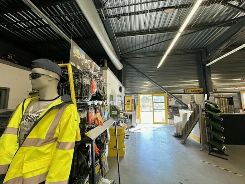 Local d’activités dans Vedène à louer - Photo de l’immeuble – Image 2 sur 12