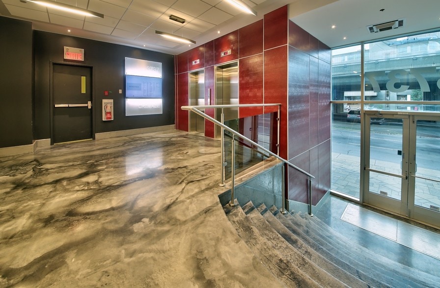 3737 Boul Cremazie E, Montréal, QC à louer - Hall d’entrée – Image 3 sur 82