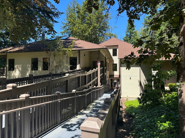 3805 108th Ave NE, Bellevue, WA à vendre - Photo de l’immeuble – Image 2 sur 12