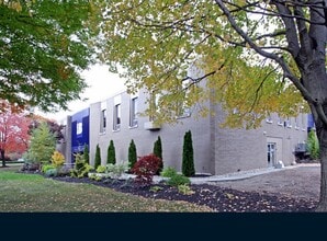 75 W Century Rd, Paramus, NJ à louer Photo de l’immeuble– Image 2 sur 14