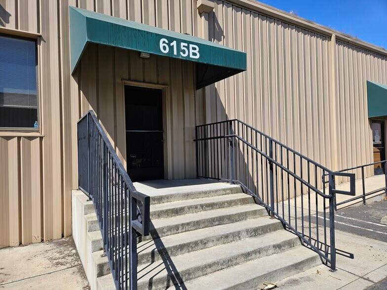 615-621 Kansas Ave, Modesto, CA à louer - Photo de l’immeuble – Image 2 sur 12