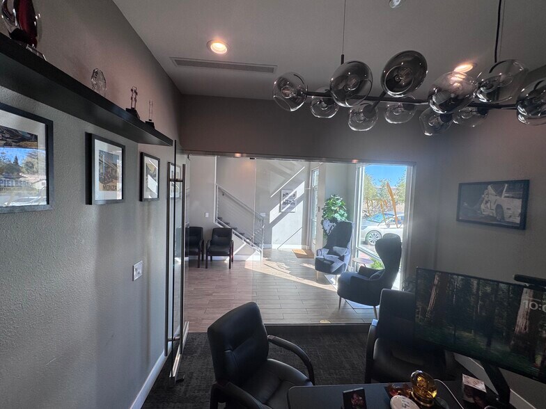 7336 W Post Rd, Las Vegas, NV à louer - Photo de l’immeuble – Image 2 sur 8