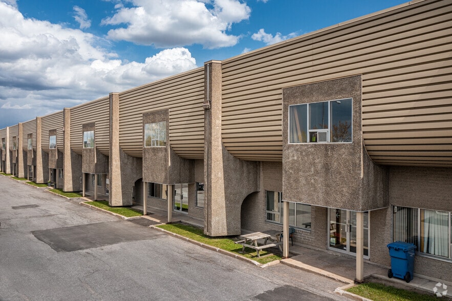 2130-2154 Rue de la Province, Longueuil, QC à vendre - Photo principale – Image 1 sur 9