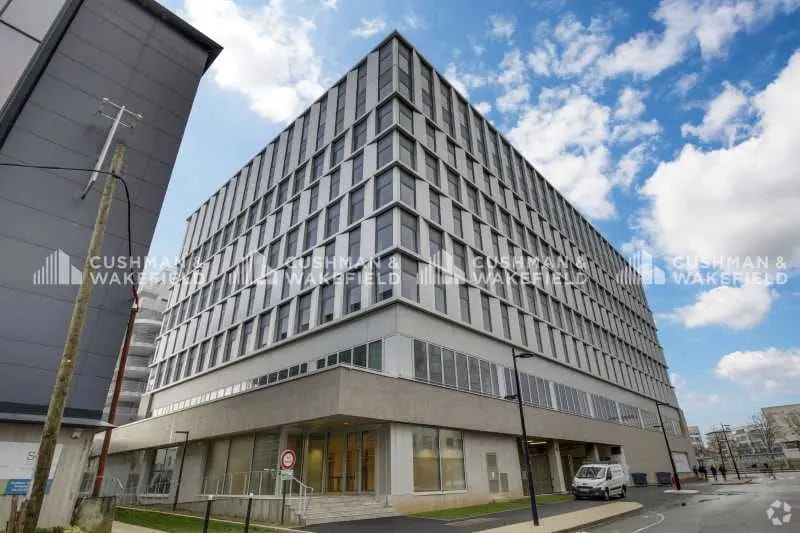 1 Avenue Des Prés, Montigny-le-Bretonneux à louer - Photo de l’immeuble – Image 2 sur 3