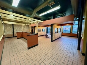 108 S Walnut St, Muncie, IN à vendre Photo intérieure– Image 2 sur 9