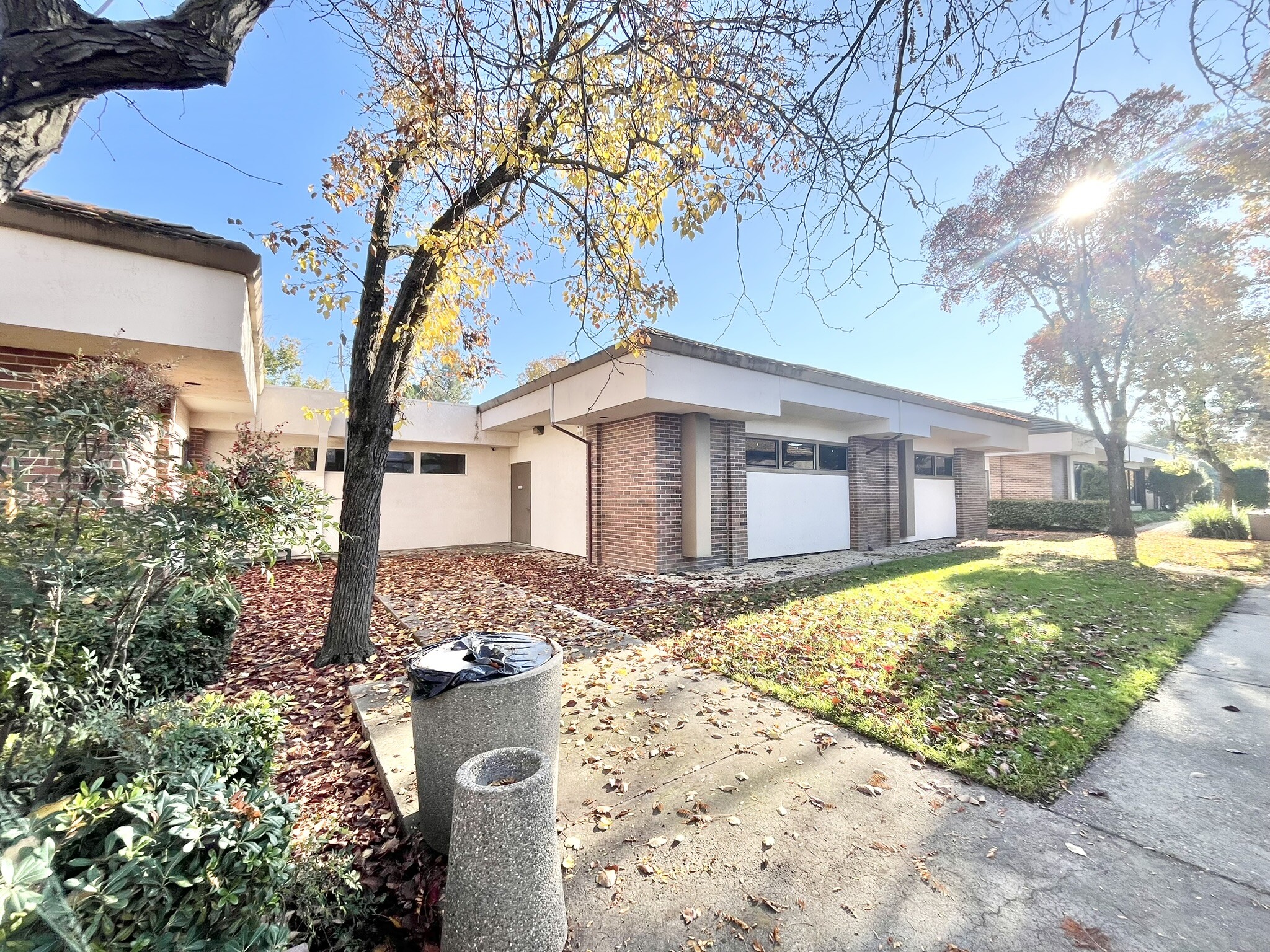 1130 Conroy Ln, Roseville, CA à louer Photo de l’immeuble– Image 1 sur 6