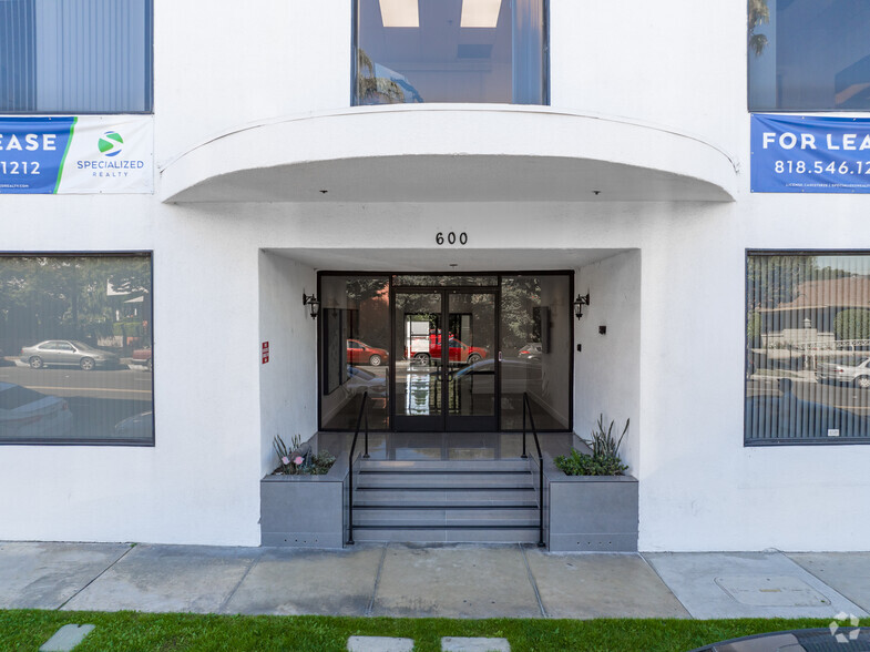 600 W Broadway, Glendale, CA à louer - Photo de l’immeuble – Image 3 sur 19