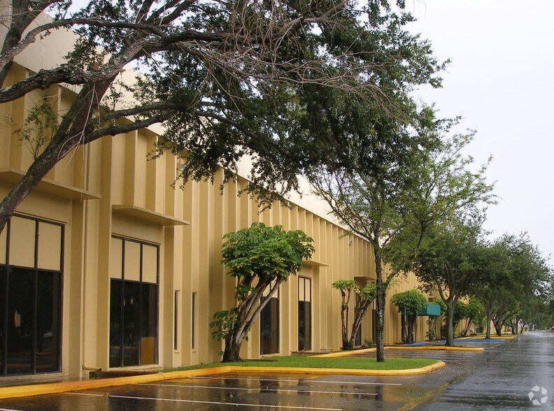 1800 NW 66th Ave, Plantation, FL à louer - Photo de l’immeuble – Image 3 sur 19