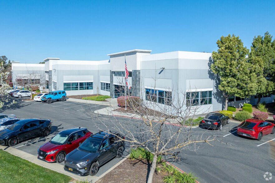 2218 Kausen Dr, Elk Grove, CA à louer - Photo principale – Image 1 sur 17